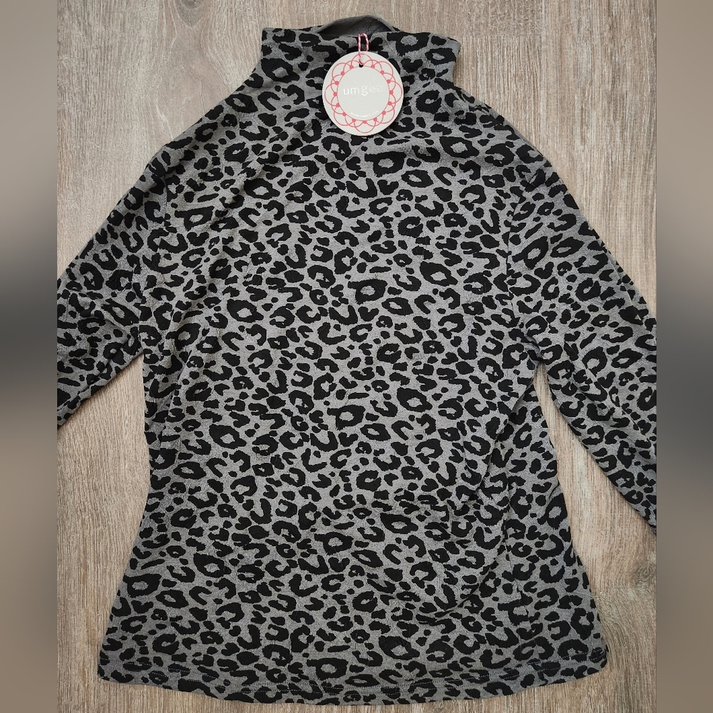 NWT Umgee Gray and Black Animal Print Top Sz S